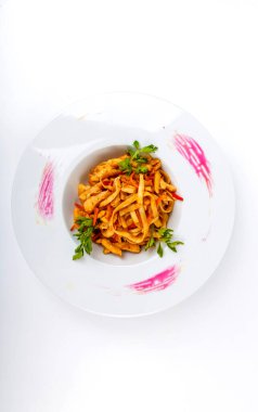 Tavuk ve mantarlı erişte, tavuk filetosu, kabak, kırmızı biber, susam, mantar. Beyaz arkaplan üzerine plaka