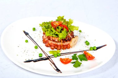 Izgara ahtapot: ahtapot dokunaçları, marul, havuç, vişneli domates, biber. Beyaz arkaplanda