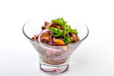 Terbiye edilmiş mantarlar, mantarlar, siyah mantarlar, soğanlar. Beyaz arka planda mantarlı cam..