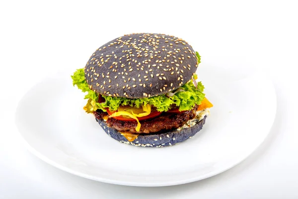 Burger z kawałkiem marynowanej wołowiny. Marmurkowa wołowina Patty, bułka sezamowa, biały sos czosnkowy, sos barbecue, ser, pomidor, ogórek, sałata, pieprz marynowany. Na białym tle — Zdjęcie stockowe