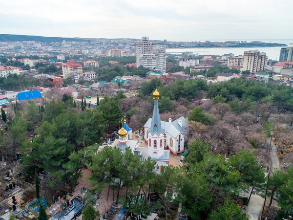 Gelendzhik kentindeki Ortodoks Kilisesi eski mezarlıkta yer almaktadır. Kuş uçuşu yüksekliğinden manzara. Arka planda Gelendzhik Körfezi — Stok fotoğraf