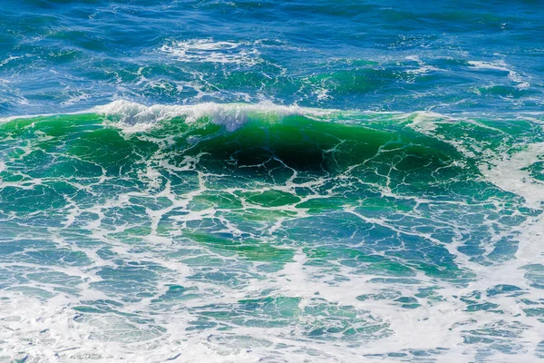 Tyrkysové vlny s pěnou v Černém moři — Stock fotografie