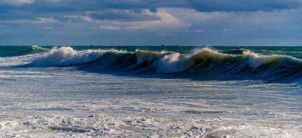 Ondas de tormenta oscura con un gorro de espuma en el mar Negro —  Fotos de Stock