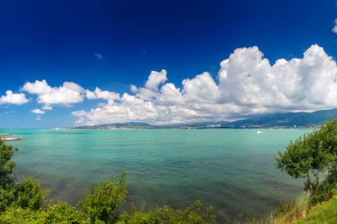Temiz yeşil suyu olan Gelendzhik Körfezi. Kafkas dağları arka planda. Dağların üzerinde güzel beyaz bulutlar