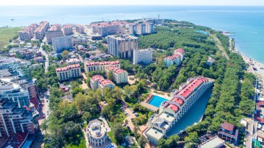 Güneşli bir günde Gelendzhik Koyu, Gelendzhik tatil beldesinin kıyısındaki çok katlı yerleşim yeri. Bir kuşun gözünden.