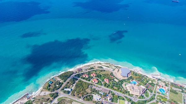 Tsemess Körfezi 'nin mavi sularında güzel bulut gölgeleri. Ön planda, Cape Doob, Kabardinka köyü.