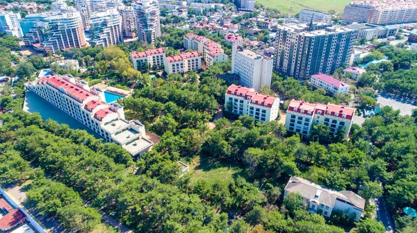 Güneşli bir günde Gelendzhik Koyu, Gelendzhik tatil beldesinin kıyısındaki çok katlı yerleşim yeri. Bir kuşun gözünden.