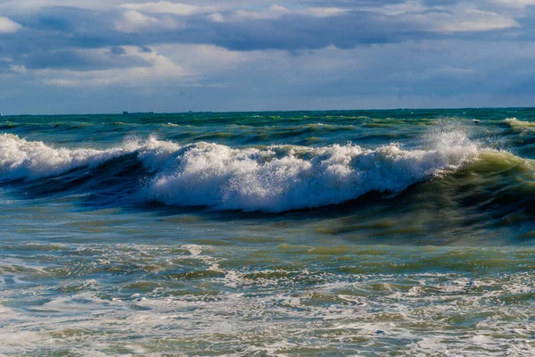Ondas de tormenta oscura con un gorro de espuma en el mar Negro —  Fotos de Stock