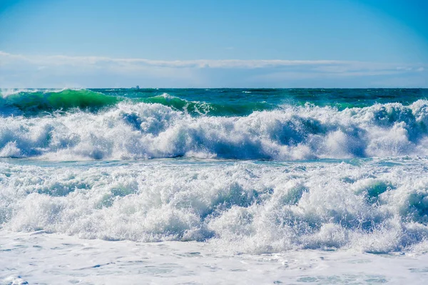 Krásné bouřkové vlny v bílé pěně v Černém moři. Moře zajímavého smaragdového odstínu. — Stock fotografie