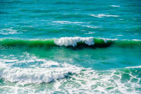Karadeniz 'de beyaz köpüklü güzel fırtına dalgaları. İlginç bir zümrüt rengi denizi.