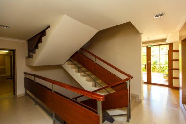 Çok katlı lüks bir apartmanın merdivenleri arasında.