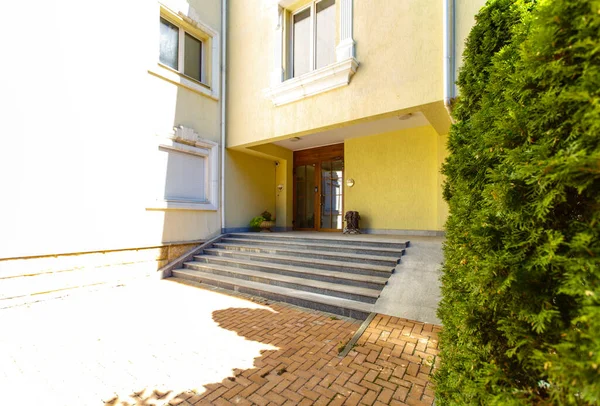 Eingang mit Stufen zu einem mehrstöckigen Mehrfamilienhaus — Stockfoto