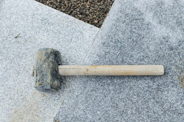 Gummihammer auf Verlegung von Steinplatten — Stockfoto