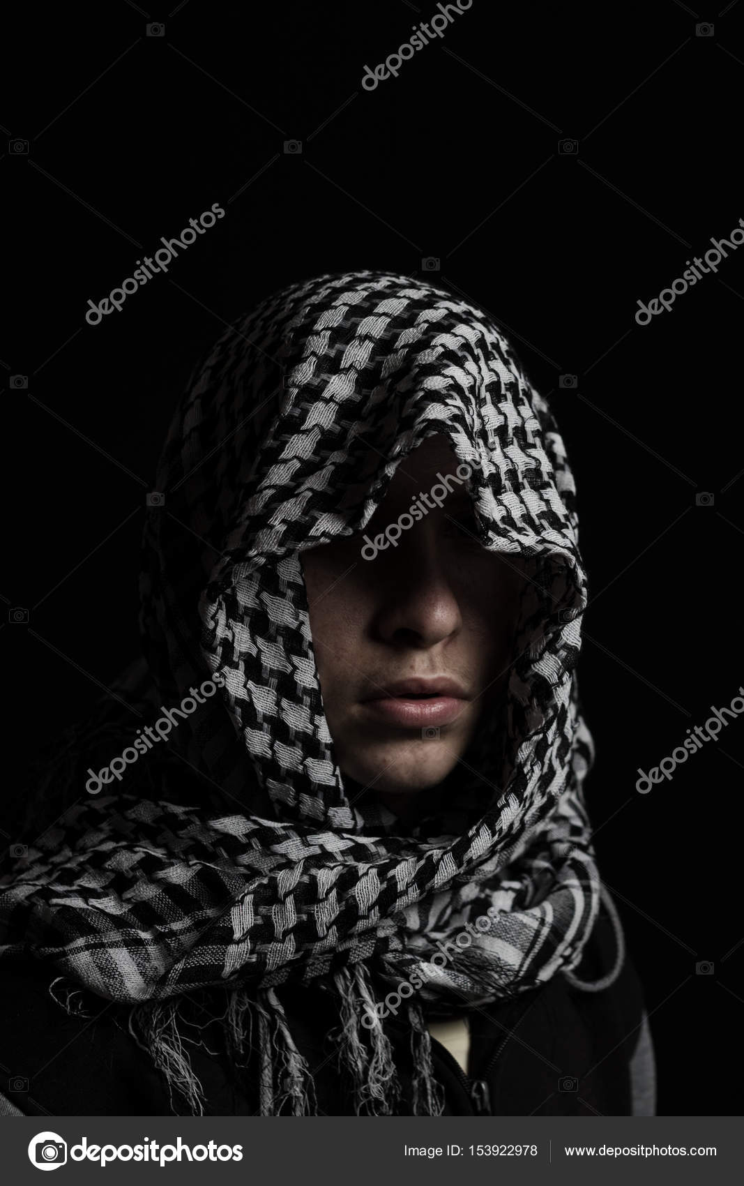Homem Escondido Com Cachecol Palestino Sobre A Cabeca Na Frente De Isolado Fotos Imagens De C Brillianceeye 153922978