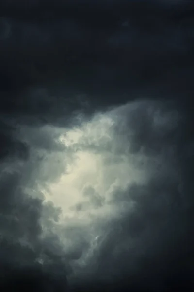 Episka moln med ljuspunkten i mitten — Stockfoto