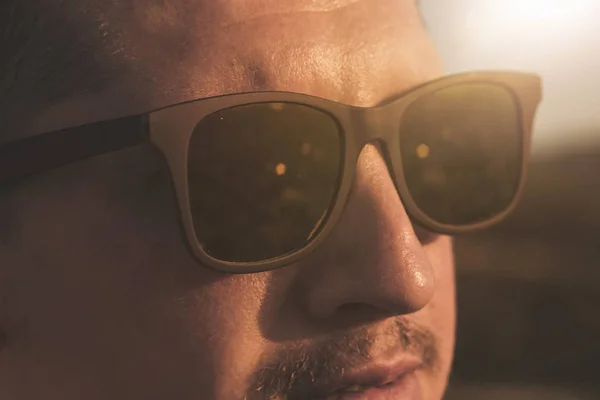 Close up retrato de homem com óculos de sol na noite de sol — Fotografia de Stock