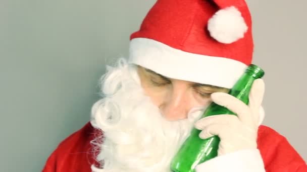 Пьяный Санта Клаус спит с пивом в руке — стоковое видео