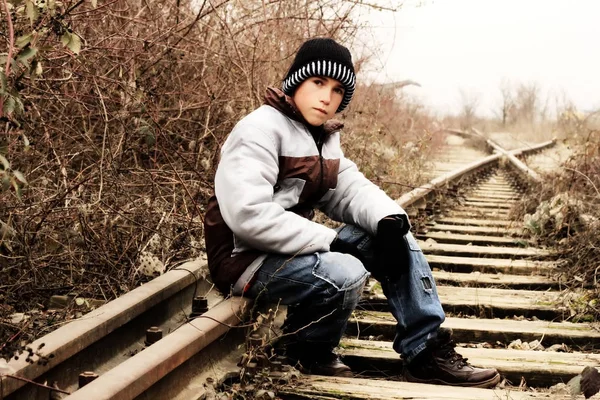 Muchacho triste sentado en un lugar abandonado —  Fotos de Stock