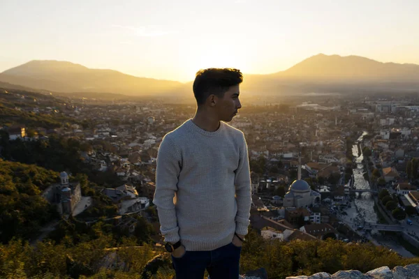 Sério adolescente olhando para os lados para a cidade de Prizren, Kosovo em — Fotografia de Stock