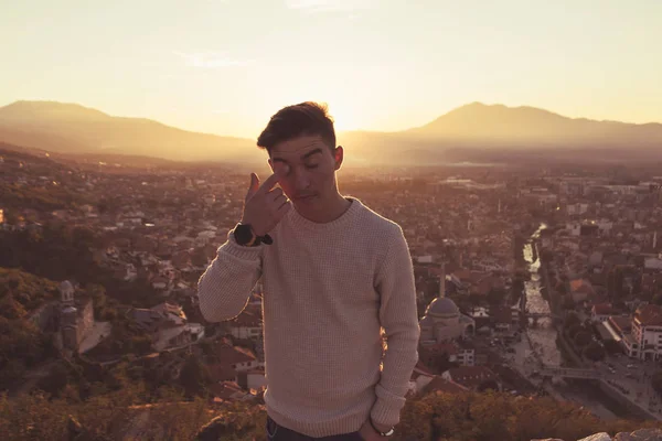 Adolescente menino limpar o olho na frente da cidade de Prizren, Kosovo em — Fotografia de Stock