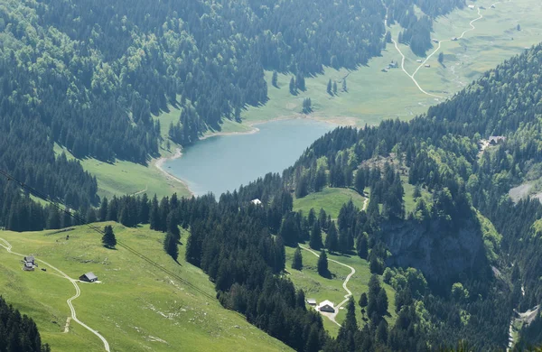 Dağ gölü Seealpsee alpstein massi, için havadan görünümü — Stok fotoğraf