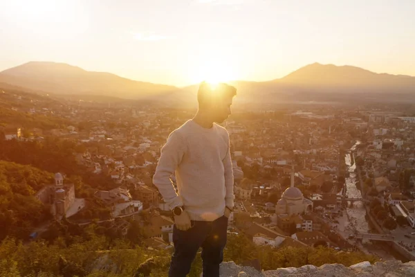 Ernster Teenager mit seitlichem Blick auf die Stadt Prizren, kosovo in — Stockfoto