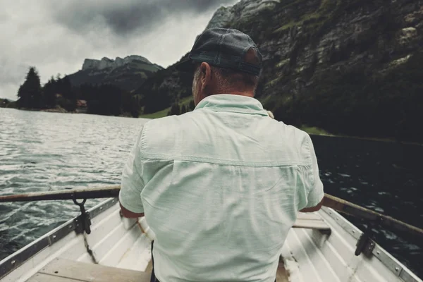 Zadní veslař v přední krásné jezero Seealpsee a Alpstein memoranda — Stock fotografie