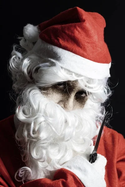 Porträt eines gruselig aussehenden Weihnachtsmannes mit Messer in der Hand — Stockfoto