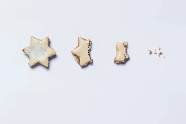 Gnagde av cinnamon stjärnor på vit bakgrund som symbol för den — Stockfoto