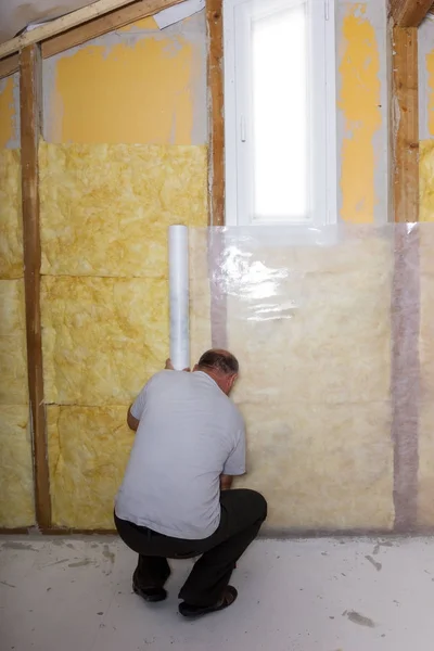 Aislamiento térmico en la habitación del ático. Handyman instalación de r blanco —  Fotos de Stock