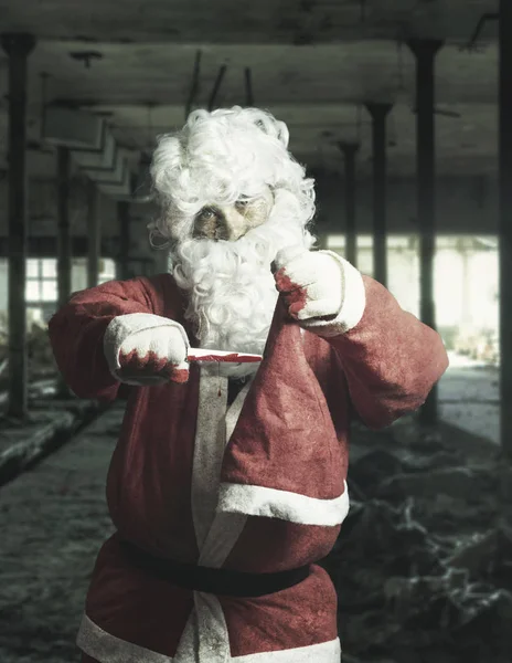 Horror Santa Claus cięcia kapelusz Boże Narodzenie z krwawy nóż — Zdjęcie stockowe