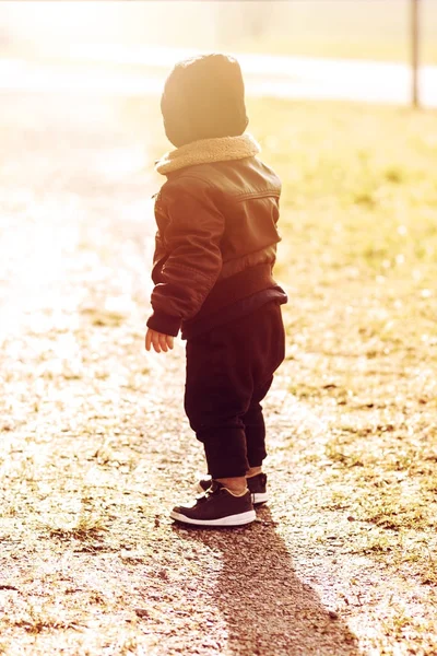 Atrás del niño mirando hacia adelante en el camino de grava — Foto de Stock