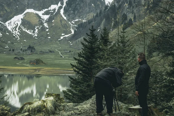 Turista stojí před krásné horské jezero seealpsee, — Stock fotografie