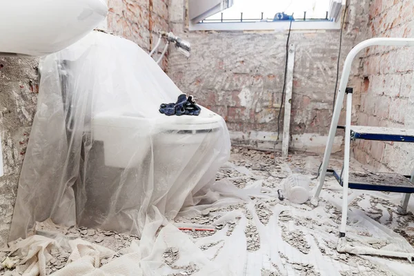 Разрушенная ванная комната для реконструкции — стоковое фото