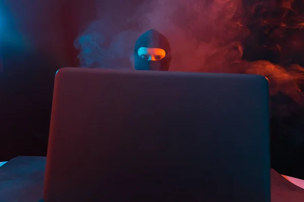 Hacker de computador irritado em terno roubando dados de laptop illumina — Fotografia de Stock