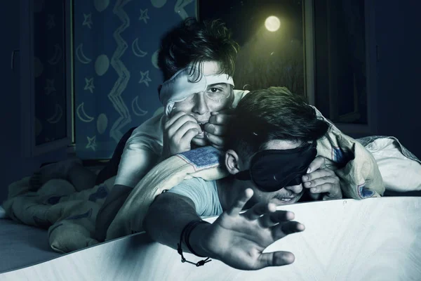 Geschrokken jongens met slaap masker bang over horrorfilm aan het worden — Stockfoto