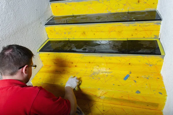 Pracovník vyčistit povrch jeviště pro instalaci kamenných desek na — Stock fotografie