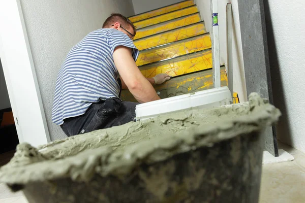 Údržbář vybudovat vnitřní schodiště a pokryté přírodní st — Stock fotografie