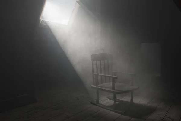 3d renderização de idade cadeira de balanço no sótão escuro com raio de luz . — Fotografia de Stock