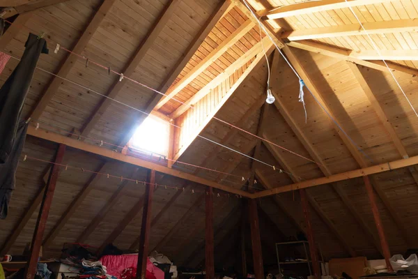 Iluminar ático con tablones de madera y fuente de luz en la ventana —  Fotos de Stock