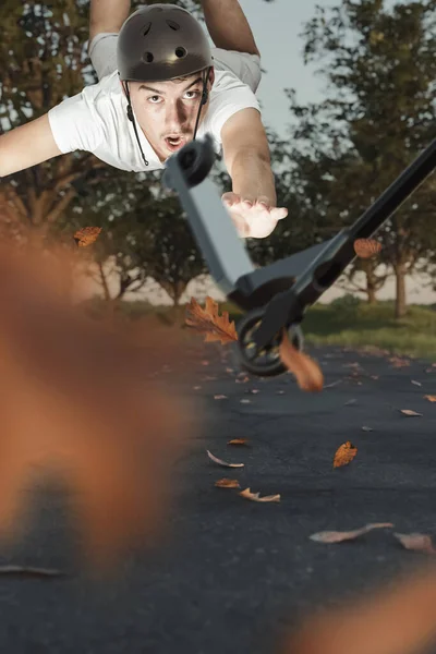 Adolescent ont un accident avec kickboard et voler après eux — Photo