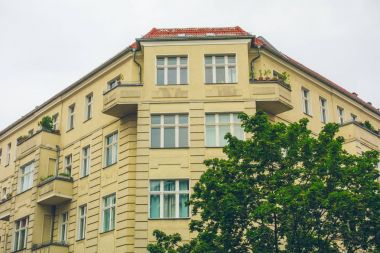 Eski köşe evin renkler koyulaştırma