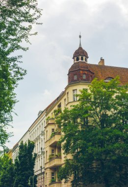 Apartman çatı Saat Kulesi ile