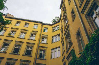 bir veranda sisli bir günde güzel turuncu evleri