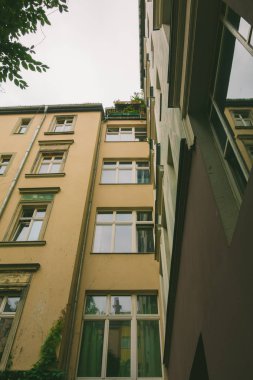 bir veranda vintage renklerle builings