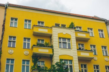 bulutlu bir günde sarı binanın ön görünüm
