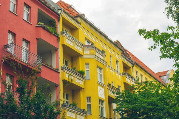 Casas rojas y amarillas en Berlín — Foto de Stock