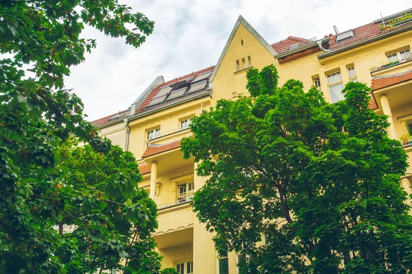 Colorido apartamento casa con árboles verdes — Foto de Stock