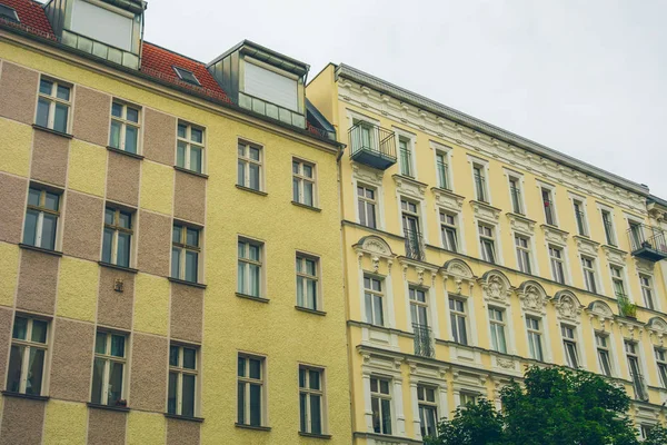 Moderna y clásica fachada de casas en Berlín — Foto de Stock