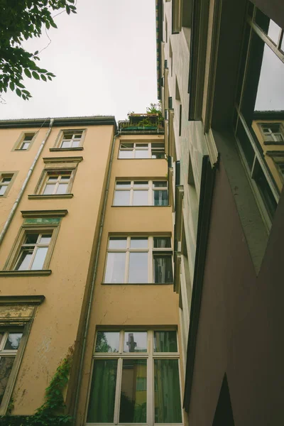 Edificios en un patio con colores vintage — Foto de Stock